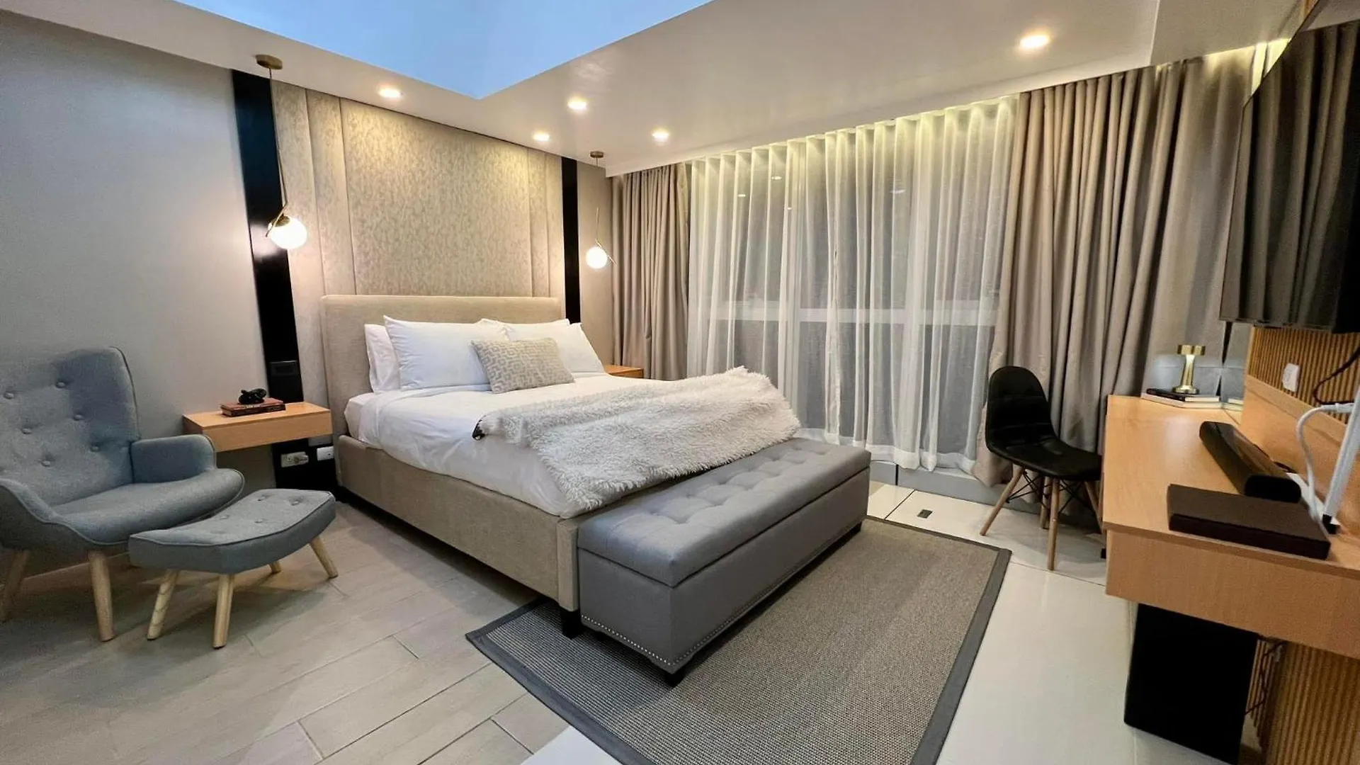Hotel Vibe Condo At Uptown Parksuites Bgc contacts